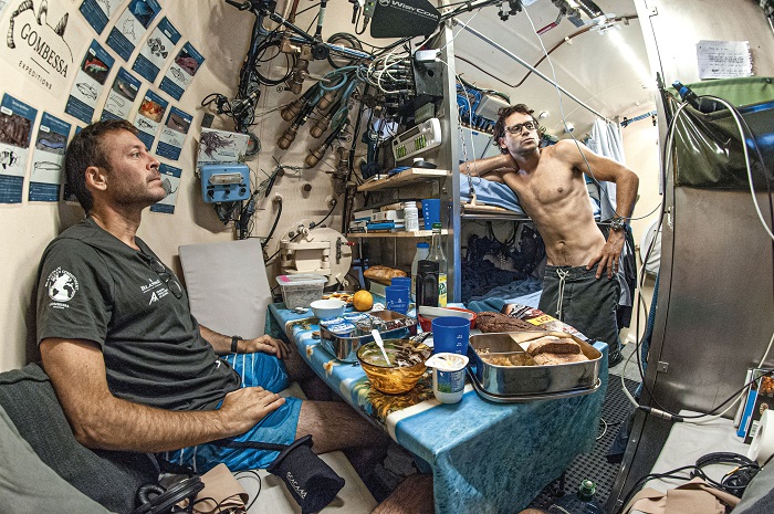 Laurent Ballesta Und Yanick Gentil Im Lebensraum Der Bathyalen Station©laurent Ballesta Expeditions Gombessa
