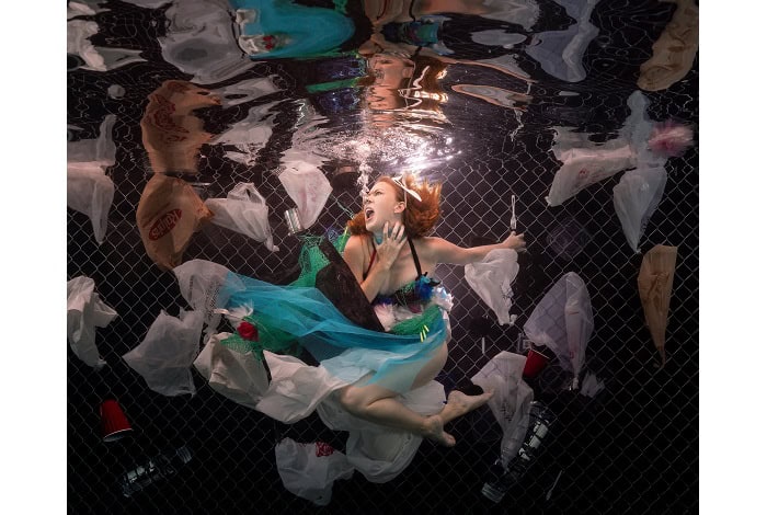 2. Unterwasserkunst Justin Lutsky Ertrinken in Plastik