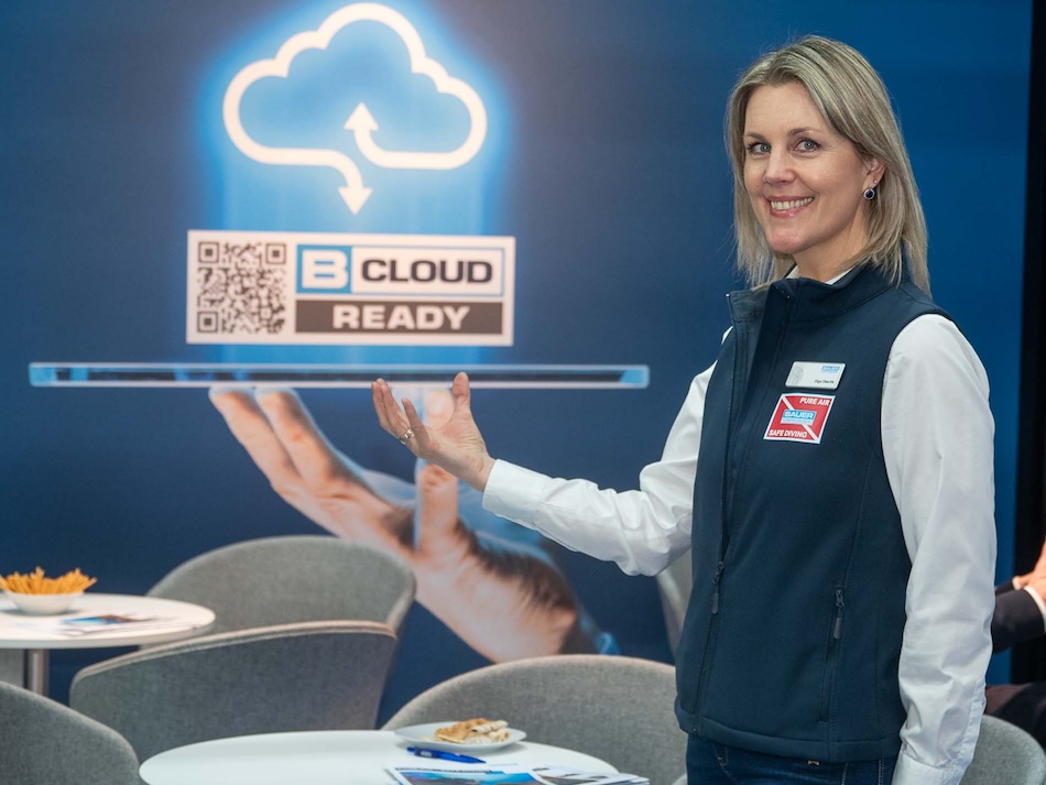 Eine Fachfrau präsentiert innovative Lösungen für das Tauchen und Cloud-Technologie.