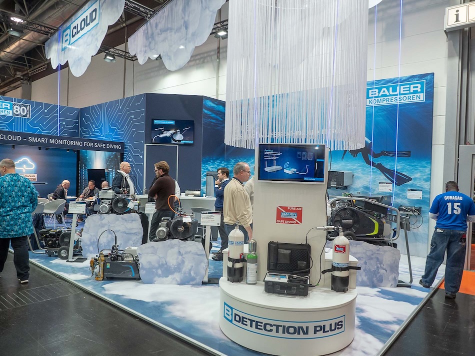 Ausstellungsstand, der sich den Tauchtechnologien und der Unterwassersicherheit widmet und fortschrittliche Ausrüstung präsentiert.
