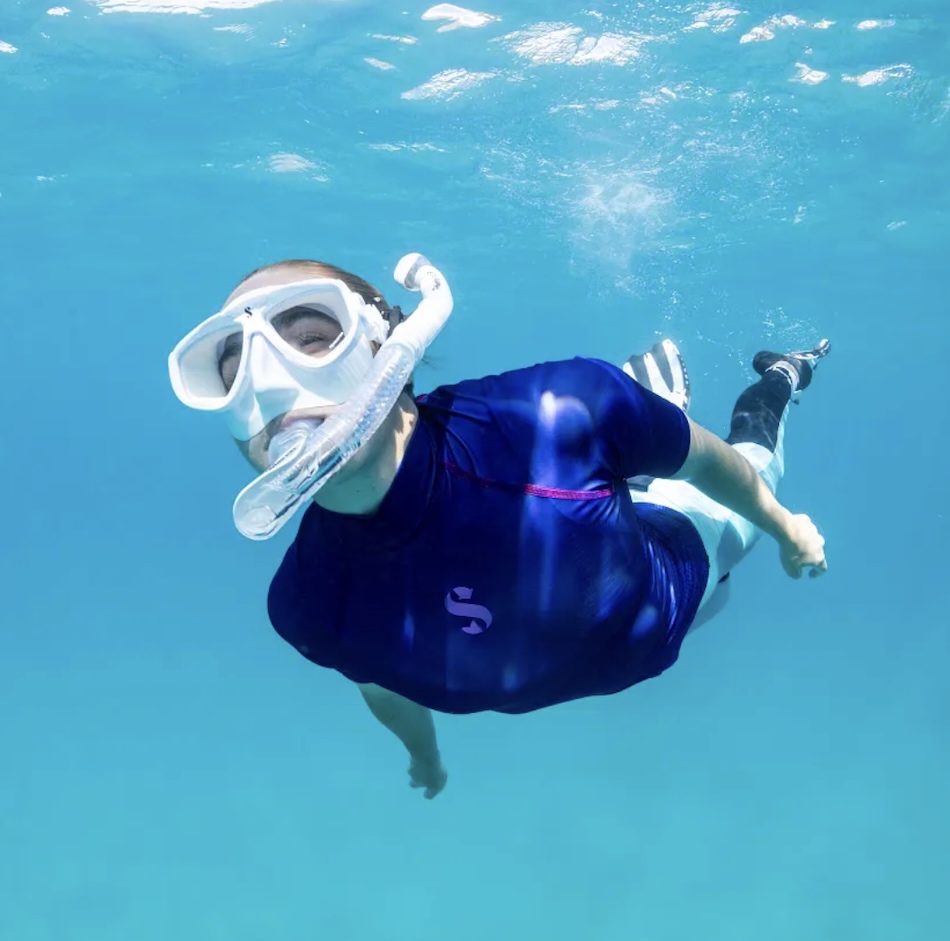 Schnorcheln in kristallklarem Wasser, die Schönheit der Unterwasserwelt erkundend.