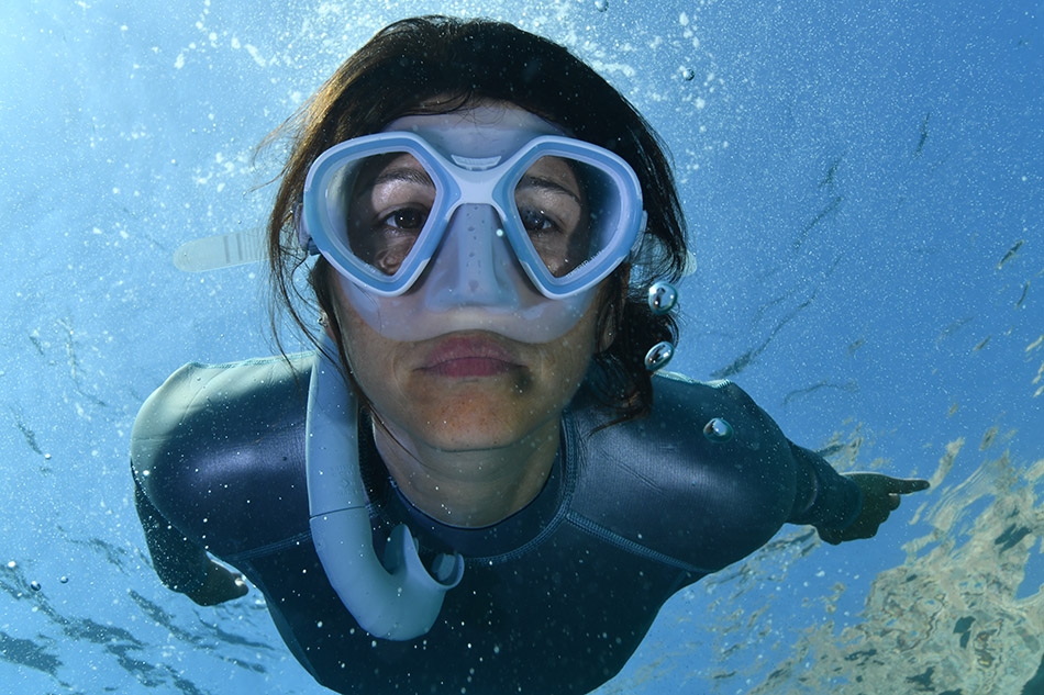Tauchen mit Maske, die Schönheit des Meeresbodens und das Wasserleben erkundend.