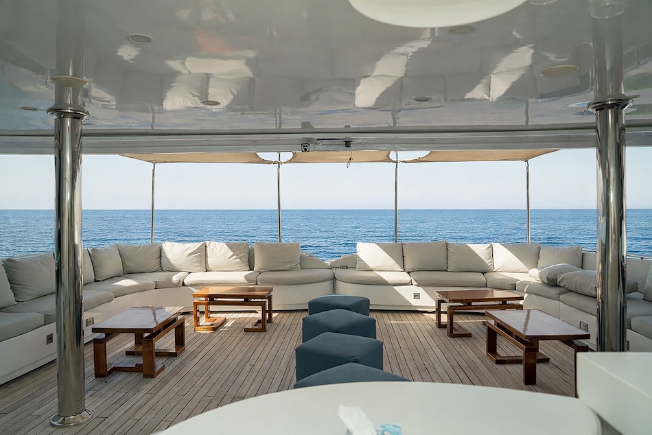 Eleganter Loungebereich auf einer Yacht, ideal zum Entspannen nach einem Tauchgang.