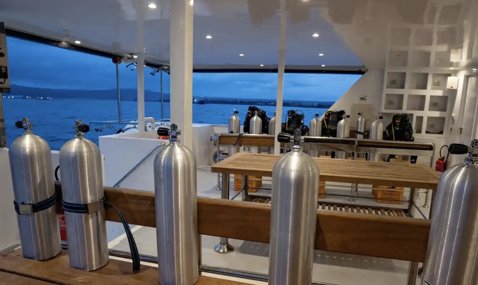 Tauchausrüstung bereit zur Benutzung auf einem Boot, ideal um die Unterwasserwunder zu erkunden.