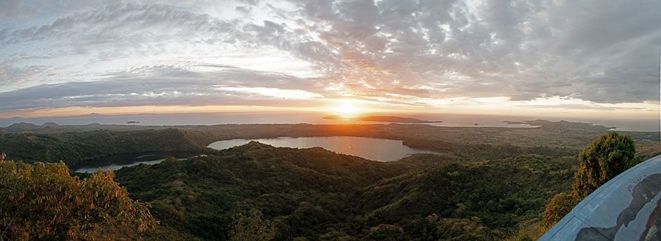 Ein spektakulärer Panoramablick auf den Sonnenuntergang, ideal für das Tauchen und die aquatische Erkundung.