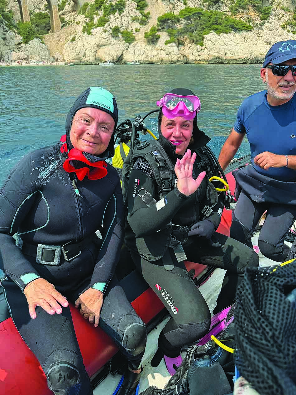 Lächelnde Taucher bereiten sich darauf vor, die Unterwasserwunder im Mittelmeer zu erkunden.